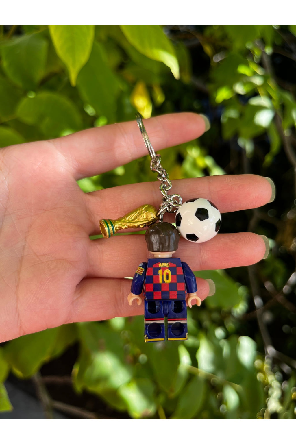 Barcelona formalı Messi figür anahtarlık ön yüz, top ve kupa detayları