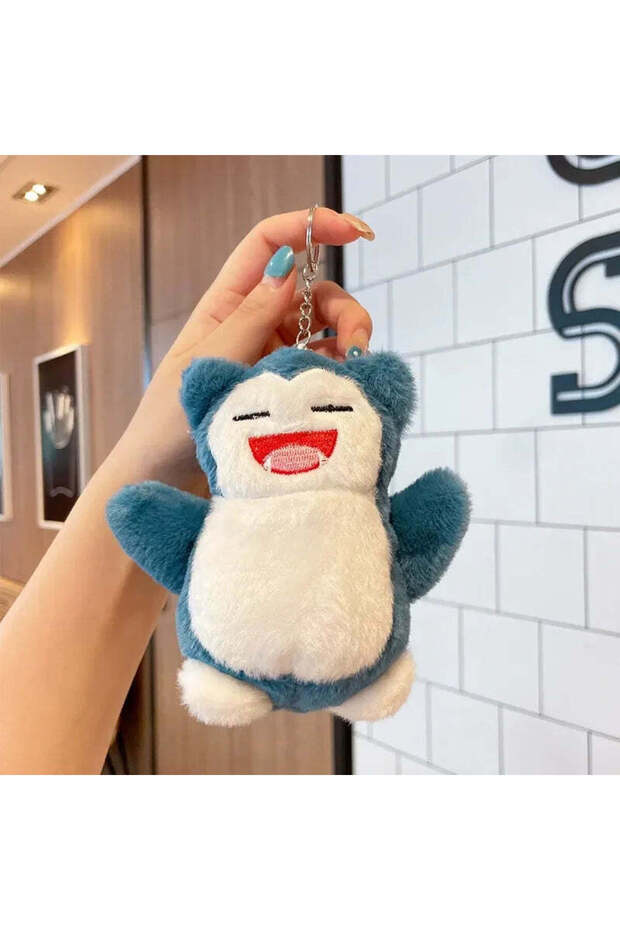 Mavi ve krem renkli gülümseyen Snorlax peluş anahtarlık