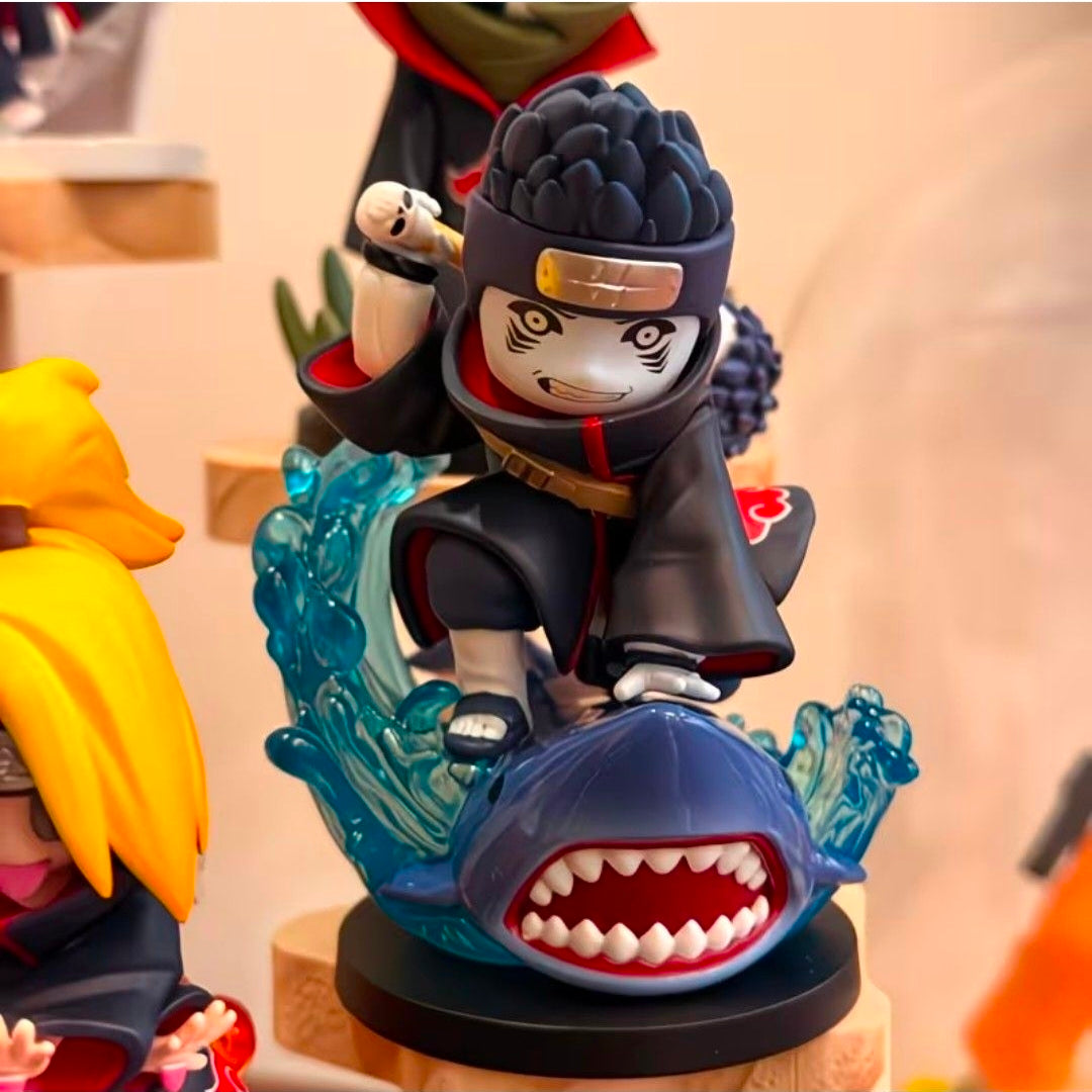 Naruto Akatsuki figürlerinin vitrinde görünümü