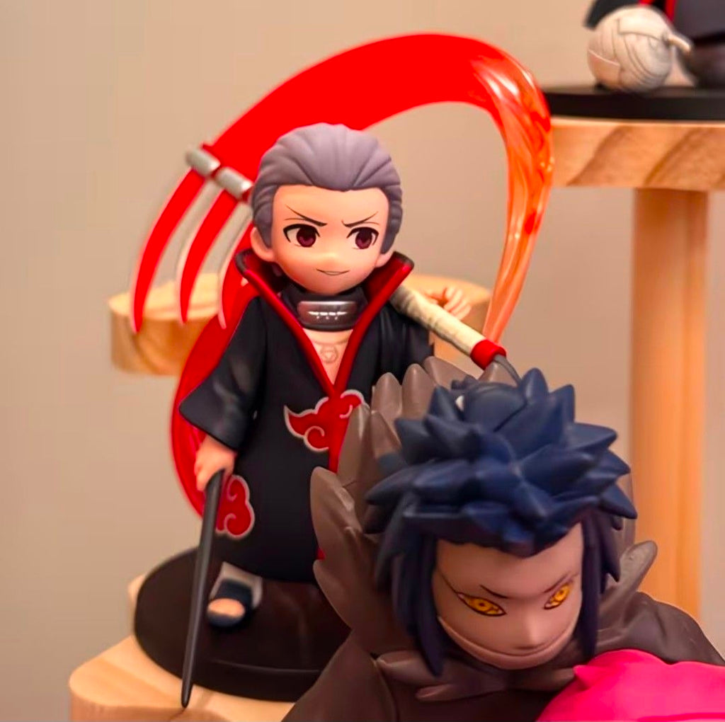 Naruto ve Akatsuki koleksiyon figürlerinin birlikte görünümü