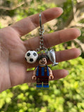 Messi forması figür anahtarlık ön yüzü, futbol topu ve kupa süsü
