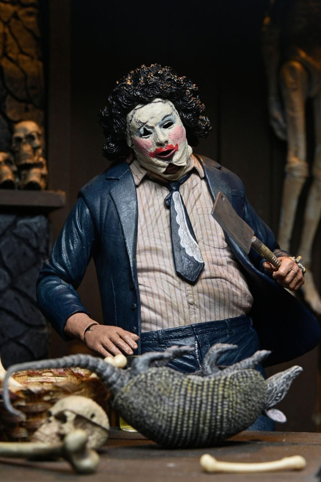 NECA Leatherface - Satır ile poz