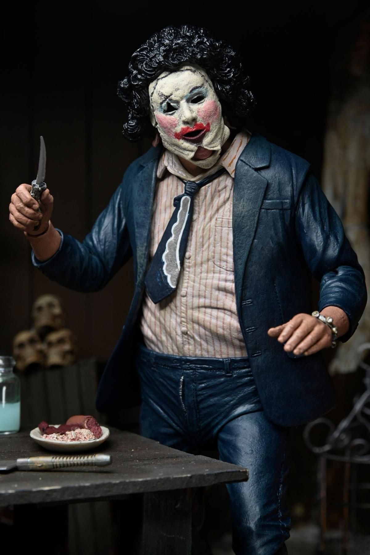 NECA Leatherface - Bıçak ile poz